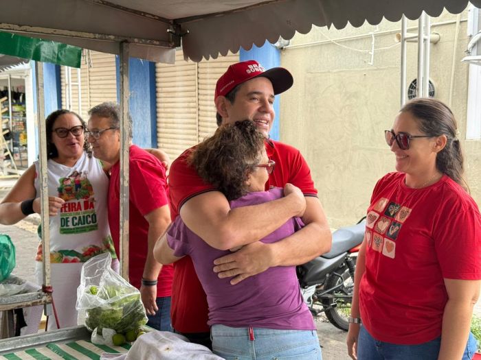 Leia mais sobre o artigo Cadu de Lula recebe carinho do povo seridoense em caminhada na Feira de Caicó