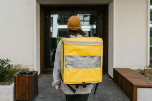 Leia mais sobre o artigo Aplicativo de entregas é condenado a pagar R$ 5 mil após caso de ameaça a consumidor em delivery