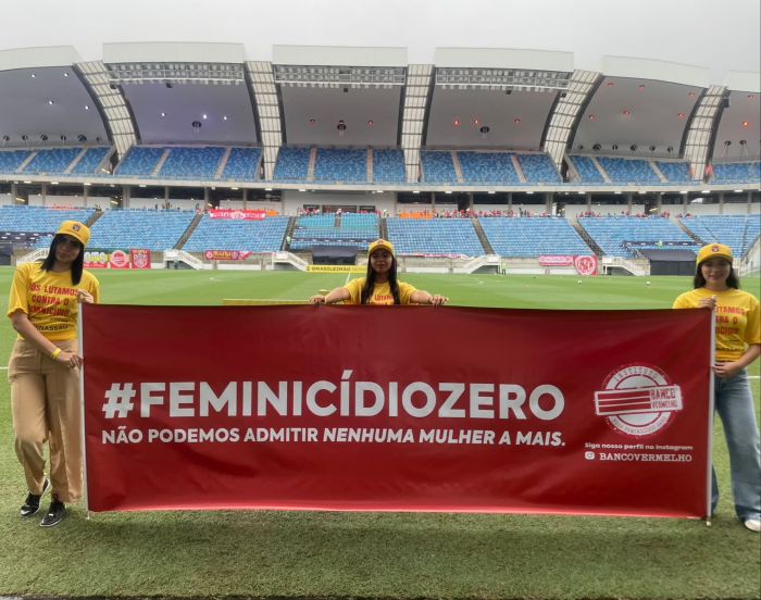 Leia mais sobre o artigo Ação da UNINASSAU Natal transforma cadeiras vazias em alerta contra o feminicídio durante jogo na Arena das Dunas