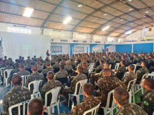 Leia mais sobre o artigo PRF ministra instrução de técnicas de abordagem policial para militares do Exército Brasileiro no RN