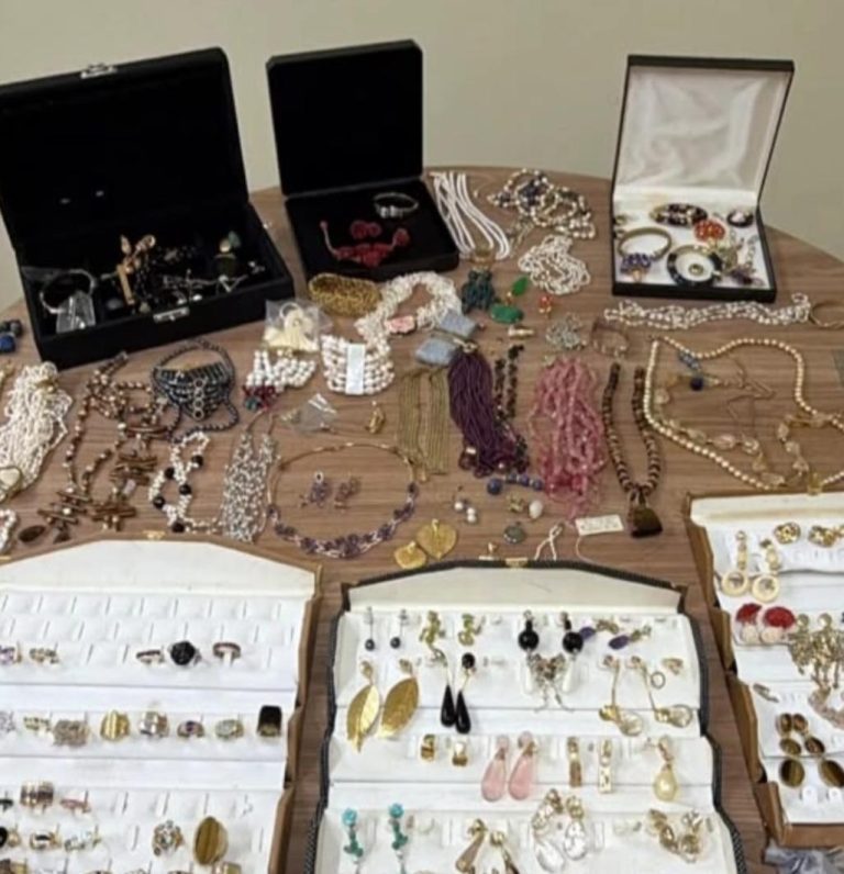Leia mais sobre o artigo Golpe do falso sequestro: Polícia Civil recupera joias de mais de R$ 500 mil de idosa de 80 anos e prende três suspeitos por extorsão em Natal