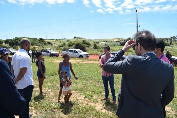 Leia mais sobre o artigo Comissão de Soluções Fundiárias do TJRN visita terreno alvo de ação de reintegração de posse na Praia de Zumbi