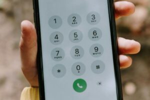 Leia mais sobre o artigo Plataforma suspende número comercial de empresa e é condenada a pagar indenização de R$ 3 mil