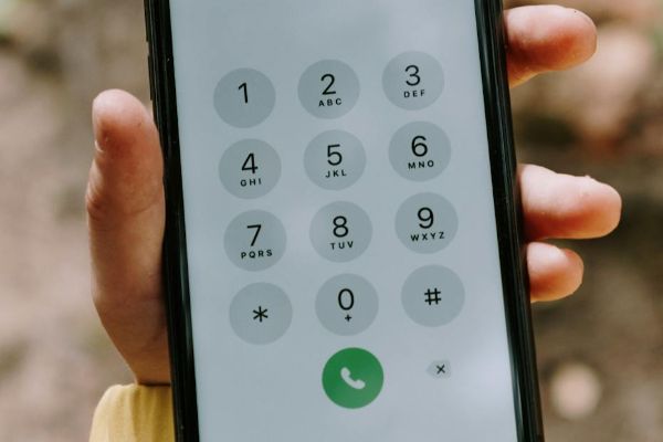 Leia mais sobre o artigo Plataforma suspende número comercial de empresa e é condenada a pagar indenização de R$ 3 mil