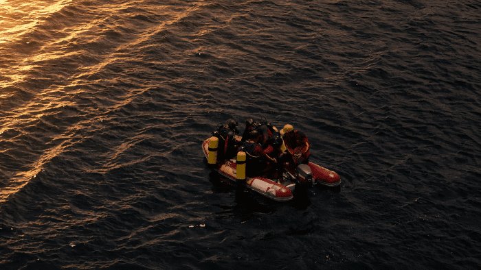 Leia mais sobre o artigo Bombeiros do RN salvam duas pessoas após acidente com embarcação no mar