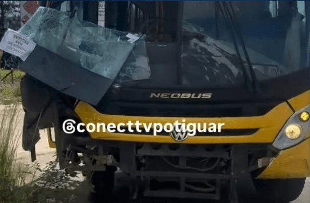 Leia mais sobre o artigo Ônibus com 50 crianças e adolescentes colide com caminhão na BR-304 na Grande Natal