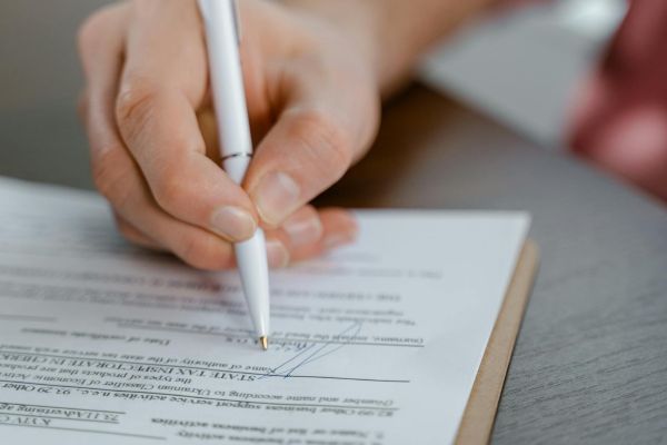 Leia mais sobre o artigo Empresa é condenada após usar nome de homem como sócio sem consentimento