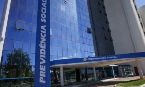 Leia mais sobre o artigo Fila do INSS cai ao menor nível em 21 meses, com 1,8 milhão de pedidos