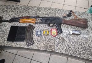 Leia mais sobre o artigo Caminhoneiro é preso com fuzil AK-47 escondido em carga de madeira na BR-304, em Mossoró