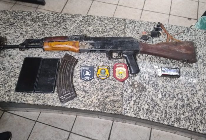No momento, você está visualizando Caminhoneiro é preso com fuzil AK-47 escondido em carga de madeira na BR-304, em Mossoró