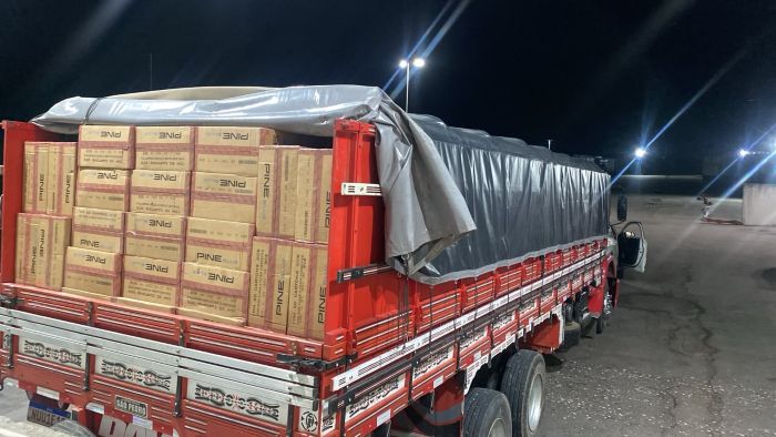 Leia mais sobre o artigo Caminhão com carga de cigarros contrabandeados é apreendido após perseguição e tiros no RN