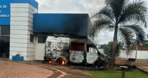 Leia mais sobre o artigo Consultório móvel odontológico do  é destruído por incêndio em Rio do Fogo