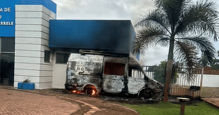 Leia mais sobre o artigo Consultório móvel odontológico do  é destruído por incêndio em Rio do Fogo