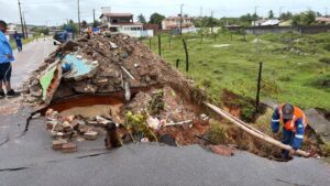 Leia mais sobre o artigo Cratera se abre em rodovia e interrompe ligação entre praias de Pitangui e Jacumã no litoral norte do RN