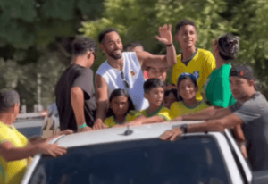 Leia mais sobre o artigo Atacante da Seleção Brasileira, Matheus Cunha é recebido com festa em Baía Formosa durante férias