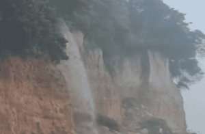Leia mais sobre o artigo Chuva forte transforma falésia em cachoeira em Pipa; trânsito sofre alteração na praia