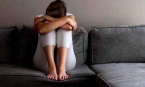 Leia mais sobre o artigo Mais de 50% das mulheres dizem ter sofrido violência de parceiros