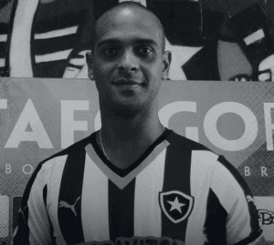 Leia mais sobre o artigo Ex-jogador do Botafogo e amigo morreram em queda de muro durante vendaval no Rio