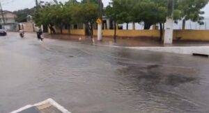 Leia mais sobre o artigo Lagoa de Extremoz transborda após chuvas nesta terça-feira (21)