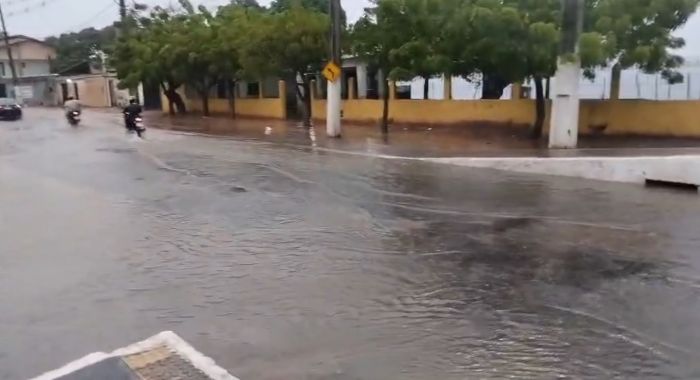 Leia mais sobre o artigo Lagoa de Extremoz transborda após chuvas nesta terça-feira (21)