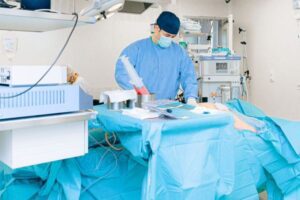 Leia mais sobre o artigo Estado condenado a pagar R$ 25 mil a paciente que teve a bexiga perfurada durante cirurgia para retirada de útero
