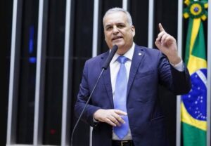 Leia mais sobre o artigo Flávio Bolsonaro anuncia Alfredo Gaspar como candidato a vice-presidente