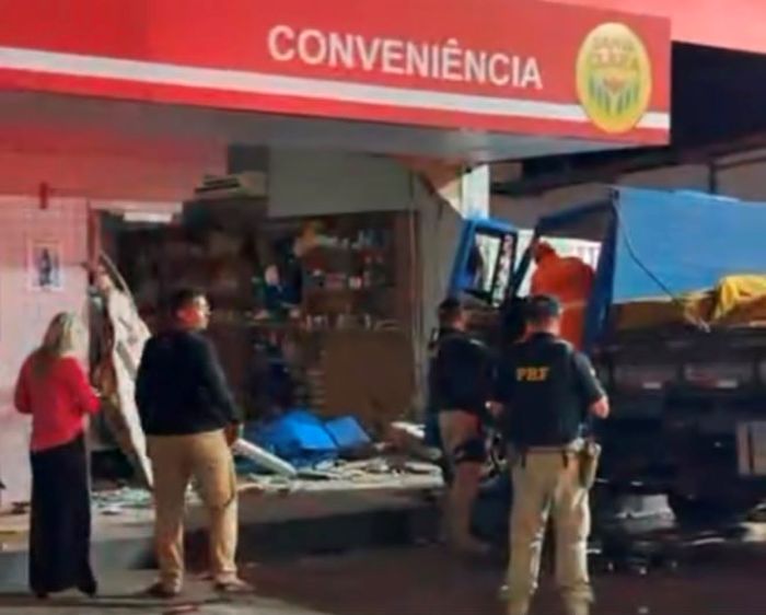 Leia mais sobre o artigo Caminhão sai da pista e atinge conveniência em posto de combustíveis na BR-304 em Macaíba; passageiro morre