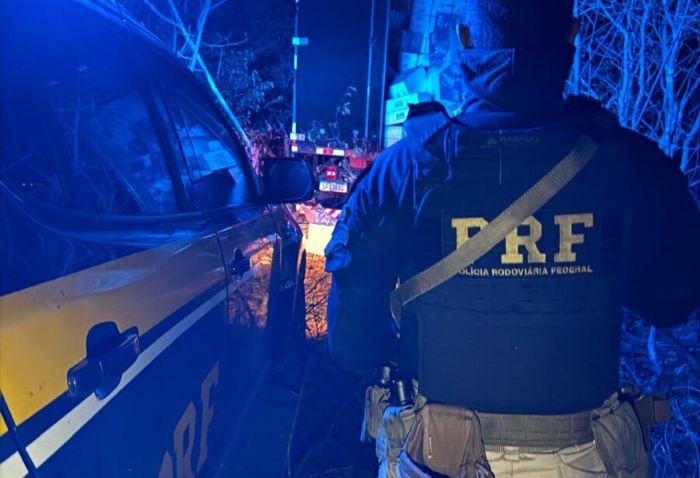 Leia mais sobre o artigo PRF apreende caminhão clonado com carga milionária de cigarros contrabandeados