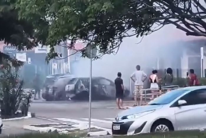 Leia mais sobre o artigo Incêndio atinge dois carros na Zona Sul de Natal neste domingo