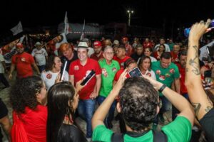 Leia mais sobre o artigo Multidão se reúne para acompanhar Cadu de Lula e Larissa, Rafael e Samanda de Lula nas ruas de Patu