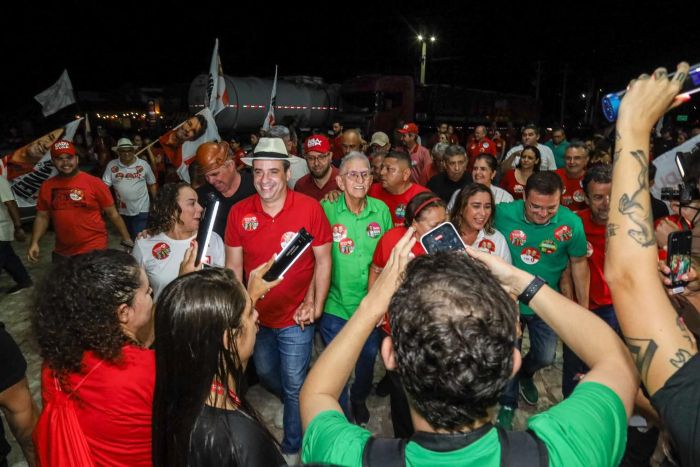 Leia mais sobre o artigo Multidão se reúne para acompanhar Cadu de Lula e Larissa, Rafael e Samanda de Lula nas ruas de Patu