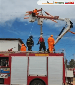 Leia mais sobre o artigo Bombeiros resgatam trabalhadores presos a 12 metros de altura após falha em cesto aéreo em João Câmara