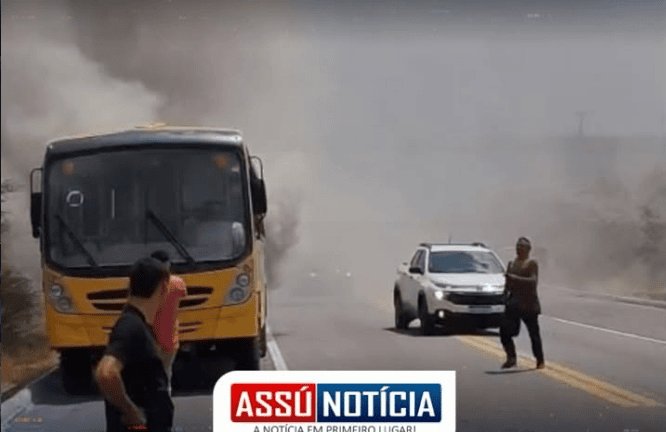 Leia mais sobre o artigo Ônibus escolar apresenta pane na BR-304 após transportar aliunos que participaram dos Jerns em Assú