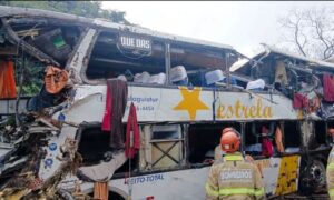 Leia mais sobre o artigo Nove pessoas morrem em tombamento de ônibus em Petrópolis no Rio de Janeiro