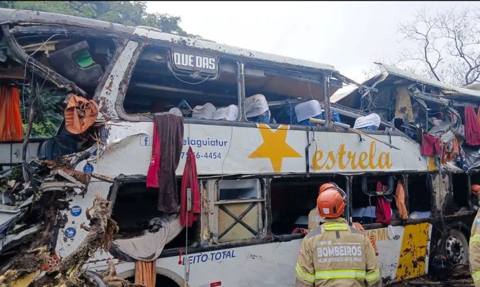 Leia mais sobre o artigo Nove pessoas morrem em tombamento de ônibus em Petrópolis no Rio de Janeiro