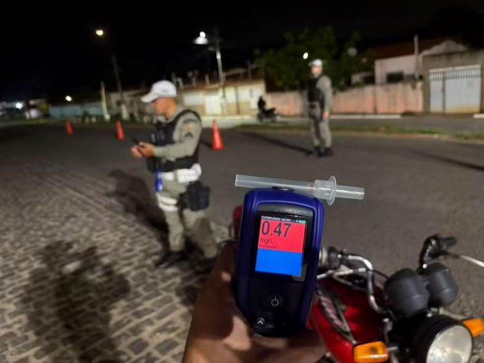 Leia mais sobre o artigo Homem sem CNH é preso por embriaguez em moto com documento atrasado há 21 anos no RN