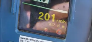 Leia mais sobre o artigo Motorista é flagrado dirigindo a mais de 200 km/h no litoral do RN