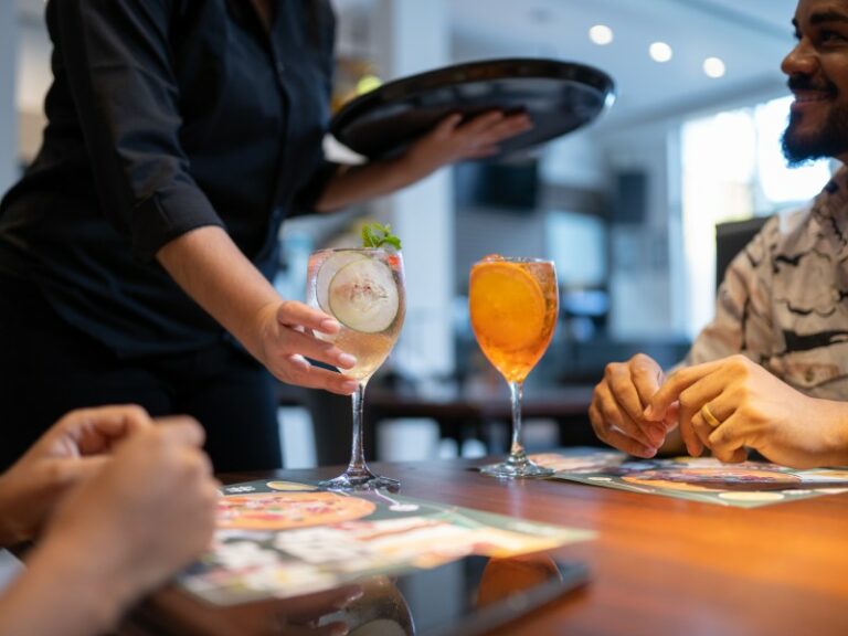 Leia mais sobre o artigo Restaurantes, teleatendimento e serviços terceirizados impulsionam alta dos serviços no RN