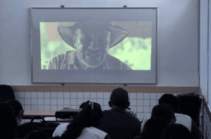 Leia mais sobre o artigo Cinema itinerante sobre trabalho escravo chega à escola da zona rural do Rio Grande do Norte