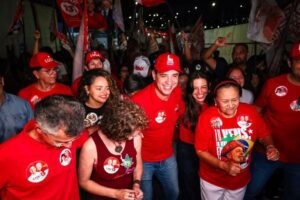 Leia mais sobre o artigo Ao lado de Fátima e do Time que Cuida, Cadu de Lula ocupa a Salgado Filho em grande caminhada