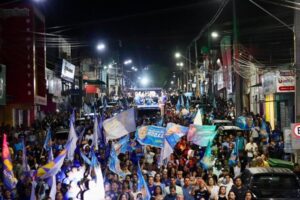 Leia mais sobre o artigo No dia do seu aniversário, Júlio César arrasta multidão pelas ruas de Ceará-Mirim ao lado de Allyson, Zenaide, Robinson Faria e lideranças da região