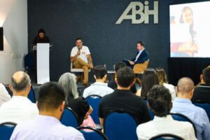 Leia mais sobre o artigo Cadu de Lula destaca compromisso com o crescimento do turismo em encontro com a ABIH-RN