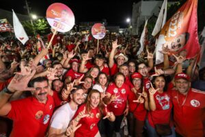Leia mais sobre o artigo Multidão toma as ruas de Currais Novos para receber Cadu de Lula no Seridó