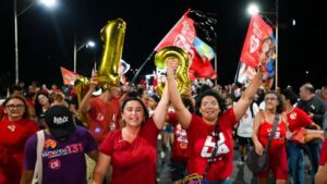 Leia mais sobre o artigo Em Mossoró, multidão acompanha Samanda de Lula na tradicional Descida do Alto de São Manoel