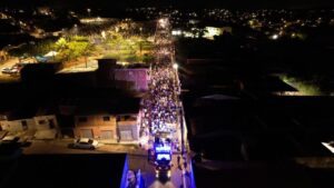 Leia mais sobre o artigo Kleber arrasta multidão na Olímpio Maciel e participa da maior passeata da história de Macaíba