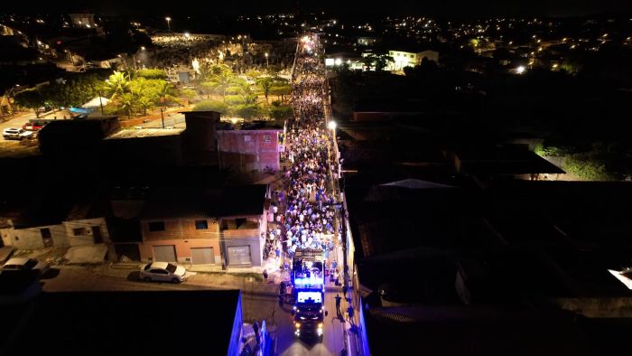 Leia mais sobre o artigo Kleber arrasta multidão na Olímpio Maciel e participa da maior passeata da história de Macaíba