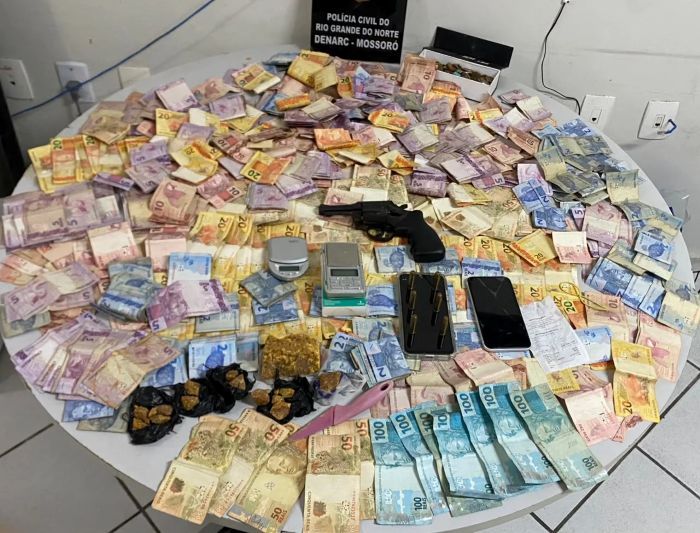 Leia mais sobre o artigo Suspeito de tráfico de drogas escondia R$ 6 mil dentro de parede
