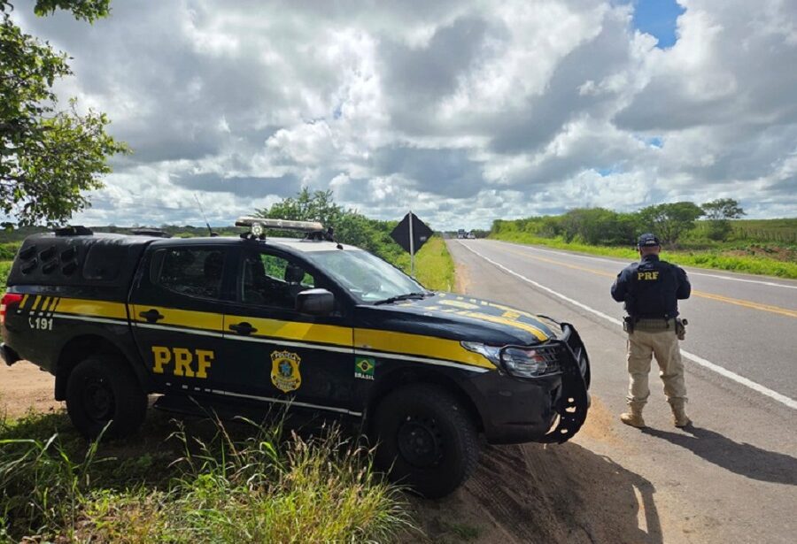 Leia mais sobre o artigo PRF localiza adolescente às margens da BR-226 e o conduz para casa do pai no RN