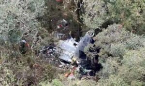 Leia mais sobre o artigo Bombeiros encontram helicóptero com corpo do cantor Rick