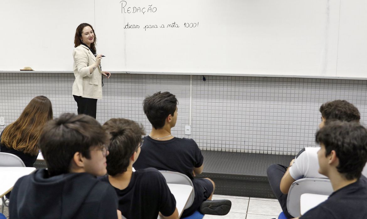 Leia mais sobre o artigo Mais de 625 mil pessoas fazem a Prova Nacional Docente neste domingo